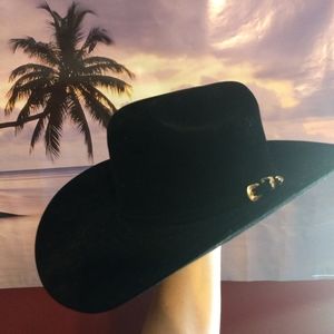 Baileys 10X faux suede size 7 ⅛